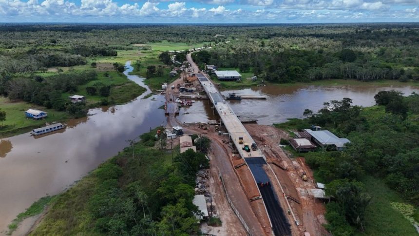 Ponte Autaz Mirim foi concretada e recebe asfalto na BR-319