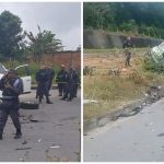 Acidente de carro com veículo destruído e presença de policiais e bombeiros.