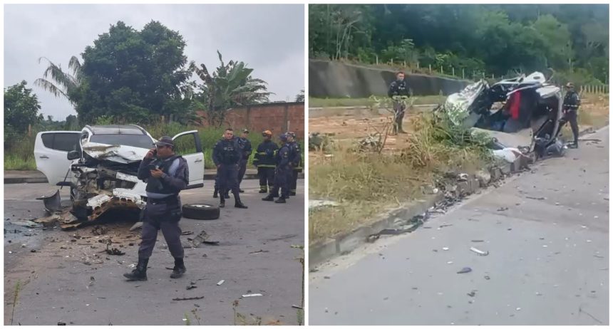 Acidente de carro com veículo destruído e presença de policiais e bombeiros.