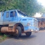 Caminhão tomba e interdita via na zona sul de Manaus