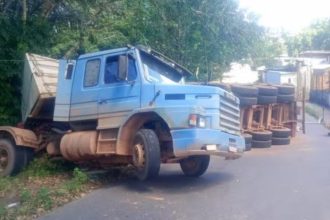 Caminhão tomba e interdita via na zona sul de Manaus
