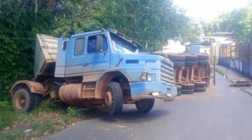 Caminhão tomba e interdita via na zona sul de Manaus