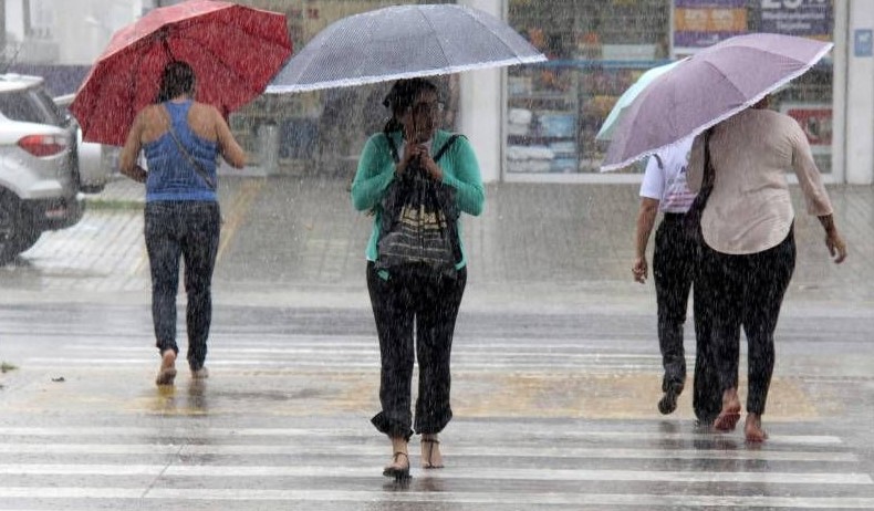Chuva provocou alagamentos e riscos de desabamento