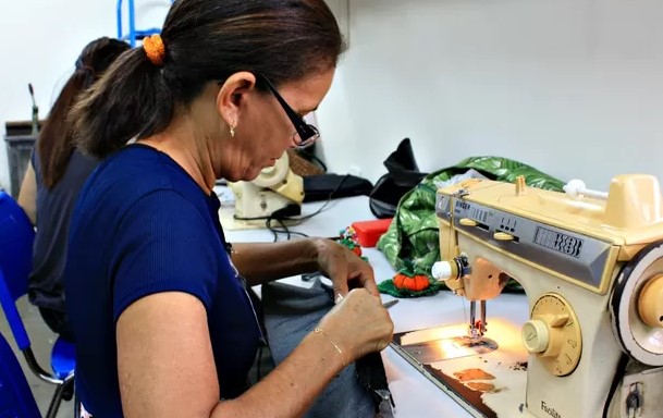 Curso gratuito de corte e costura no bairro Alvorada