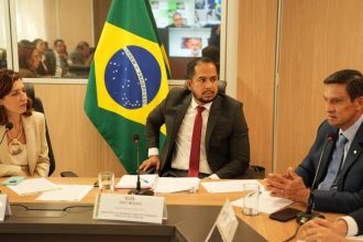 Sidney Leite anuncia distribuição de títulos de terra no Amazonas
