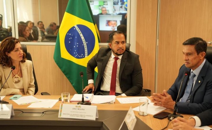 Sidney Leite anuncia distribuição de títulos de terra no Amazonas