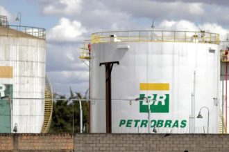 Petrobras prevê reajuste na gasolina e governo avalia medidas para reduzir impacto