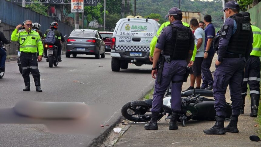 Motociclista morre após acidente com carreta na Bola do Coroado, em Manaus