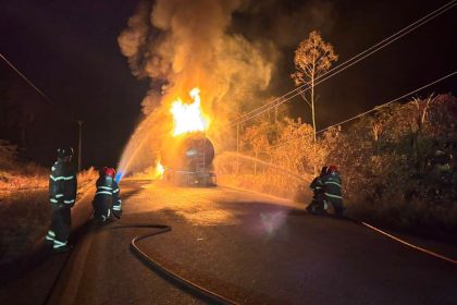 Incêndio em caminhão-tanque interdita trecho da BR-174 por quatro horas no Amazonas