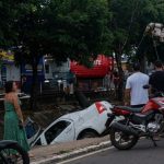 Carro cai em igarapé no bairro Compensa