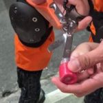 Brincando, criança de 4 anos fica com dedo preso no frasco de massinha em Manaus