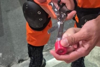 Brincando, criança de 4 anos fica com dedo preso no frasco de massinha em Manaus