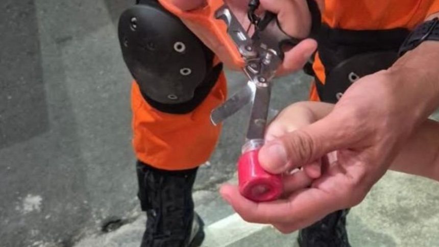 Brincando, criança de 4 anos fica com dedo preso no frasco de massinha em Manaus
