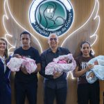 Trigêmeos prematuros recebem alta após mais de um mês de internação em maternidade de Manaus