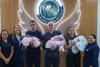 Trigêmeos prematuros recebem alta após mais de um mês de internação em maternidade de Manaus
