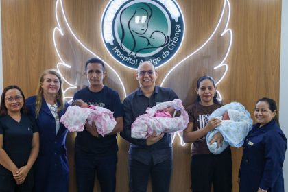 Trigêmeos prematuros recebem alta após mais de um mês de internação em maternidade de Manaus
