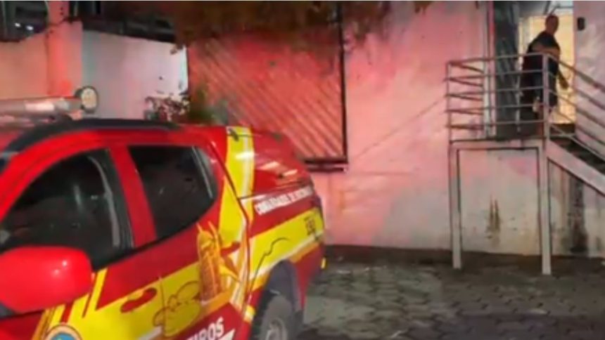 Incêndio após vazamento em botija de gás assusta moradores no Adrianópolis
