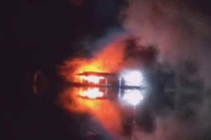Vídeo mostra incêndio destruindo flutuante no Tarumã-Açu