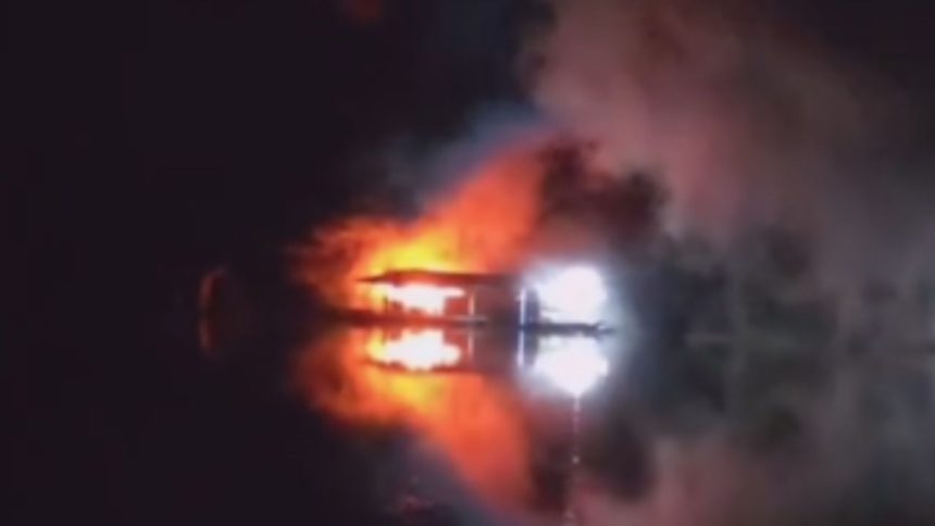Vídeo mostra incêndio destruindo flutuante no Tarumã-Açu