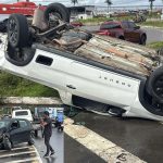 Manobra irregular provoca colisão e capotamento na Avenida do Turismo