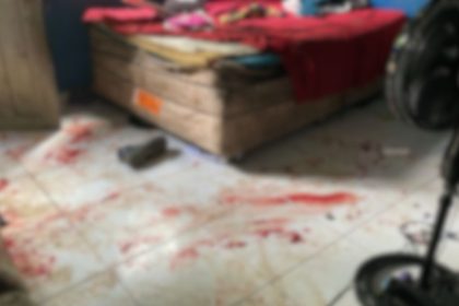Homem mata esposa com mais de 20 facadas, fere as filhas dela e é morto por populares em Manaus