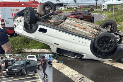 Manobra irregular provoca colisão e capotamento na Avenida do Turismo