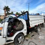 Acidente entre caminhão e micro-ônibus deixa idoso preso às ferragens em Manaus