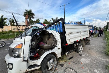 Acidente entre caminhão e micro-ônibus deixa idoso preso às ferragens em Manaus