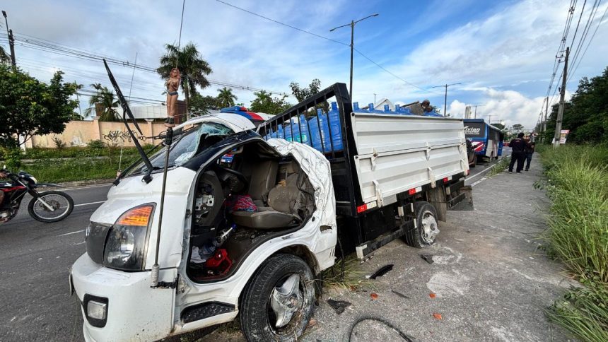 Acidente entre caminhão e micro-ônibus deixa idoso preso às ferragens em Manaus