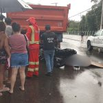 Motociclista morre em colisão com caminhão no Distrito Industrial