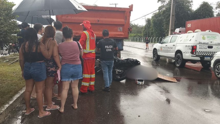 Motociclista morre em colisão com caminhão no Distrito Industrial