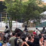Transferência de PMs é marcada por confusão e protesto em Manaus