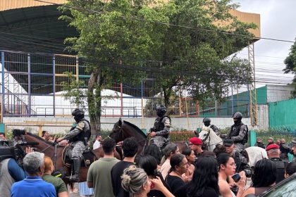 Transferência de PMs é marcada por confusão e protesto em Manaus