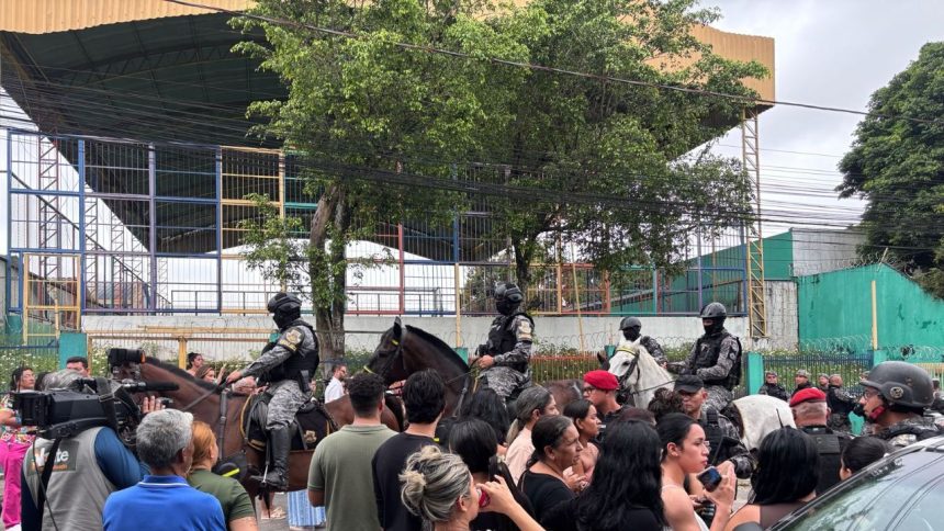 Transferência de PMs é marcada por confusão e protesto em Manaus