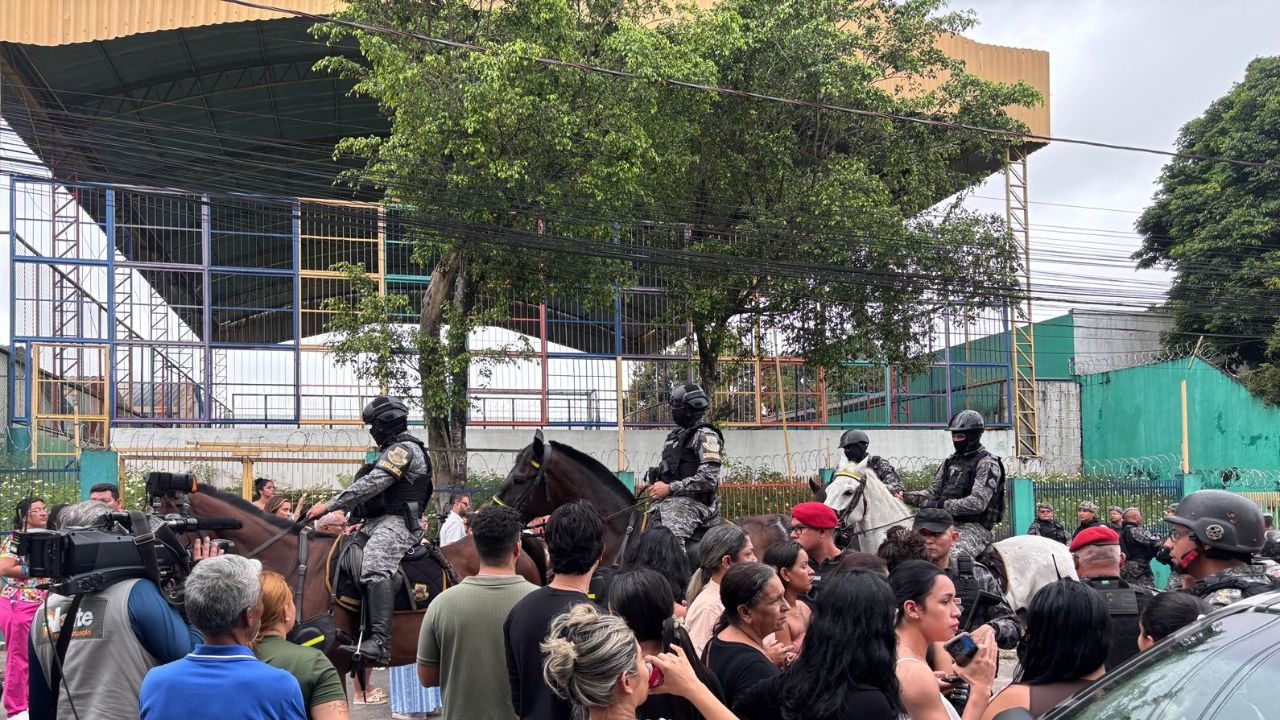 Transferência de PMs é marcada por confusão e protesto em Manaus