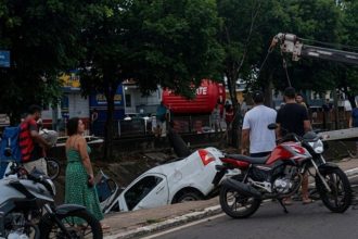 Carro cai em igarapé no bairro Compensa