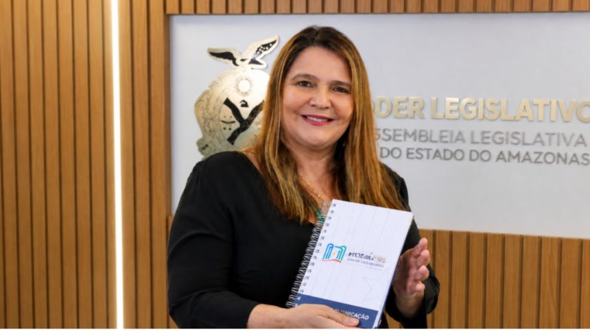 Roberto Cidade reorganiza gabinete e nomeia Mônica Santaella para novo posto de articulação