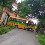 Micro-ônibus perde controle em ladeira e colide com residência na Cidade de Deus