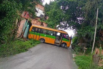 Micro-ônibus perde controle em ladeira e colide com residência na Cidade de Deus