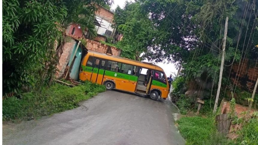 Micro-ônibus perde controle em ladeira e colide com residência na Cidade de Deus
