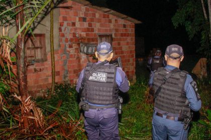 Homem morre com facada no coração e outro fica ferido após briga em praça no Amazonas
