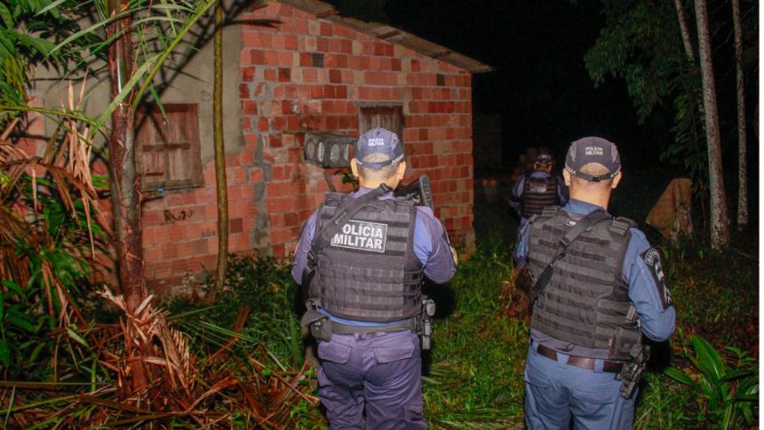Homem morre com facada no coração e outro fica ferido após briga em praça no Amazonas