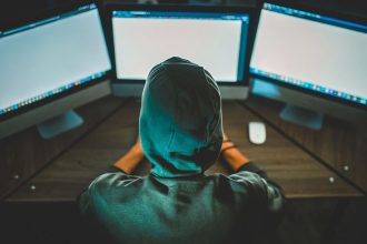 Golpe nas redes sociais usa “novinhas” para atrair e extorquir vítimas em Manaus, alerta policial