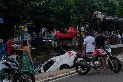 Carro cai em igarapé no bairro Compensa