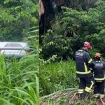 Carro capota na BR-174 após cair em buraco e atingir poste