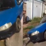 Carro fica preso em buraco após acidente no bairro Compensa 2