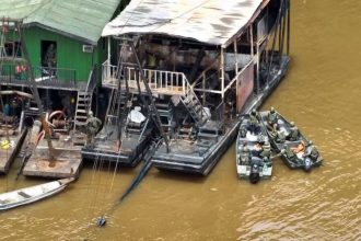 Operação no Amazonas destrói 50 dragas do garimpo ilegal