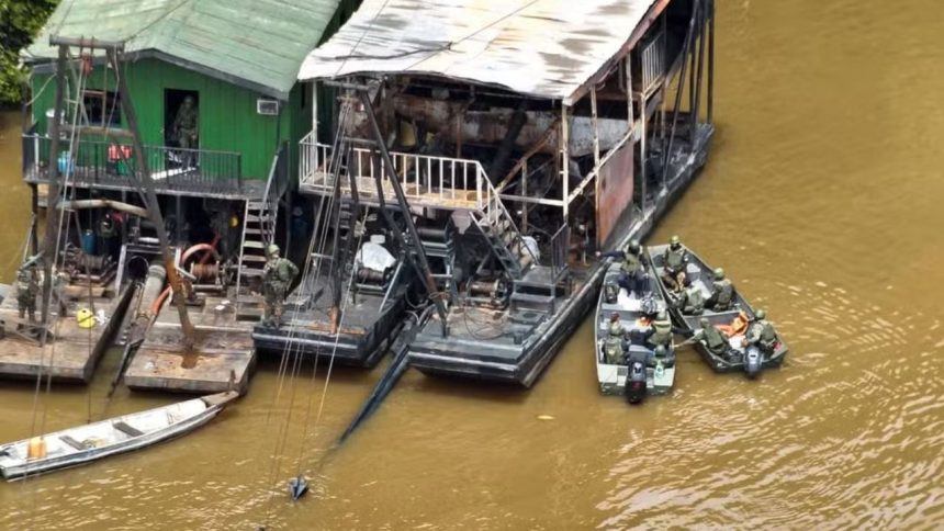 Operação no Amazonas destrói 50 dragas do garimpo ilegal
