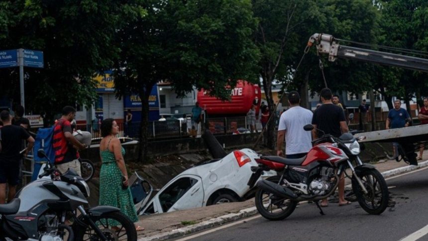 Carro cai em igarapé no bairro Compensa