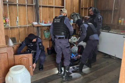Polícia apreende drogas e armas em flutuantes em Beruri; quatro foram presos
